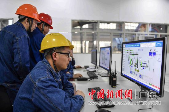 4月26日，工作人员对生产车间进行视频监控。 